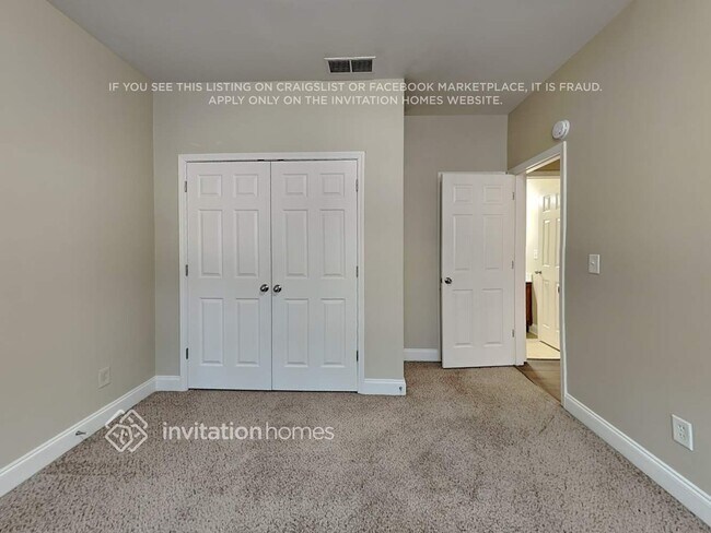 Building Photo - 490 Roland Manor Dr