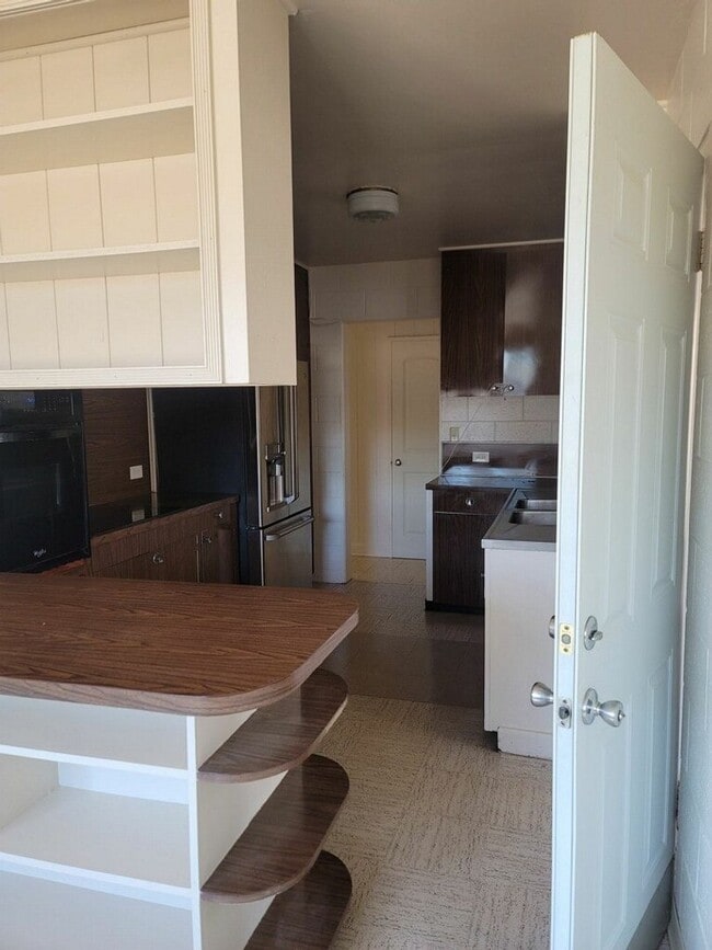 Building Photo - 3-Bedroom 2-bathroom