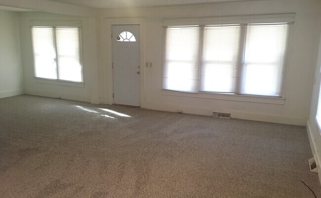 Building Photo - ** NEW CARPET **  NEWLY REMODELED BATHROOM **
