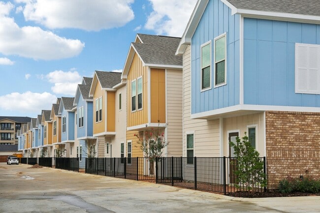 Building Photo - 5751 Spring Stuebner Rd