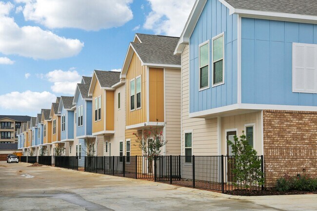 Building Photo - 5783 Spring Stuebner Rd