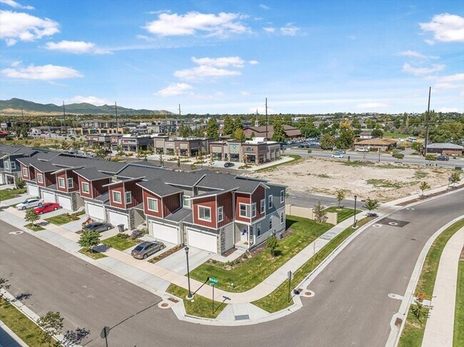 Building Photo - 1502 W Sparta Way