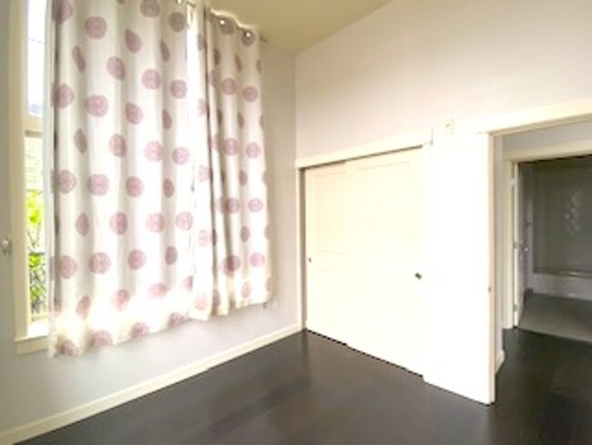 Building Photo - Sun-Filled Queen Anne Condo With Private E...