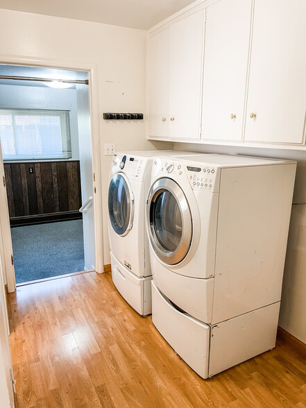 laundry room with machines - 4706 Oak Twig Way