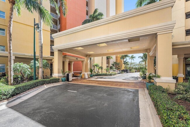 Building Photo - 2640 Lake Shore Dr