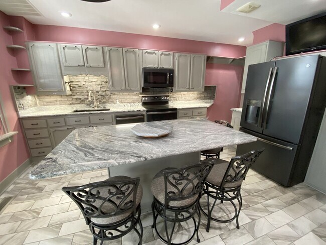 Building Photo - 3 Bedroom 1.5 Bath Private Home Must See K...