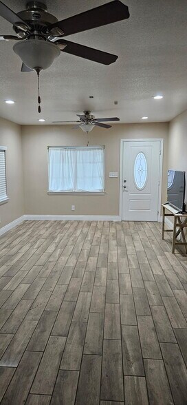 Building Photo - 3139 E Lyell Ave