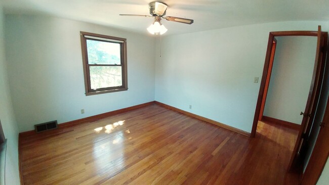 Building Photo - Beautiful Spacious 3 Bedroom 1.5 Bath Colo...