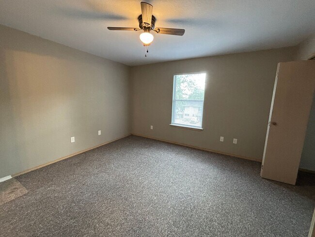 Building Photo - 1366 E Sequoyah Ct
