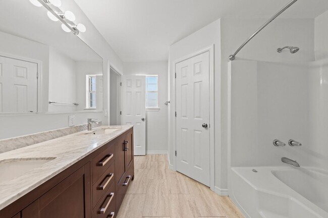 Building Photo - Updated Home in Raintree Estates!
