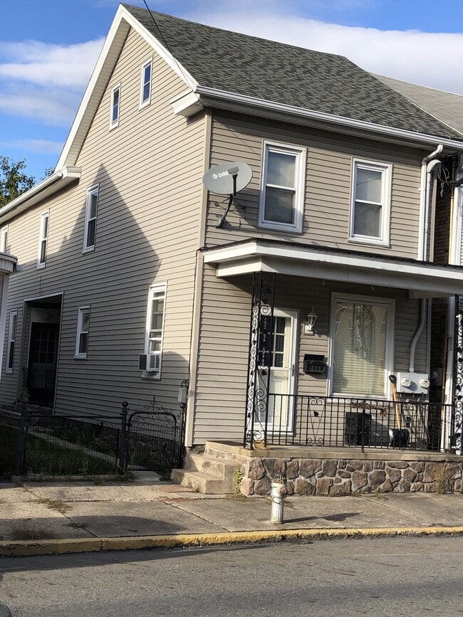 Building Photo - 431 Main St