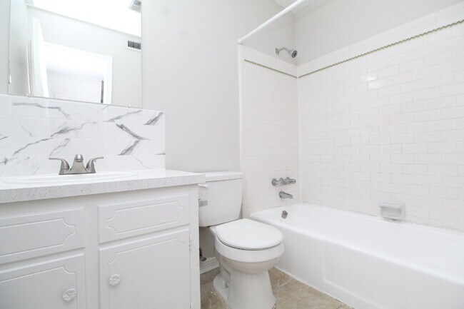 Building Photo - Updated 1BR First-Floor Apartment Near UWF & West Florida Hospital with LVP Flooring, Included Se...