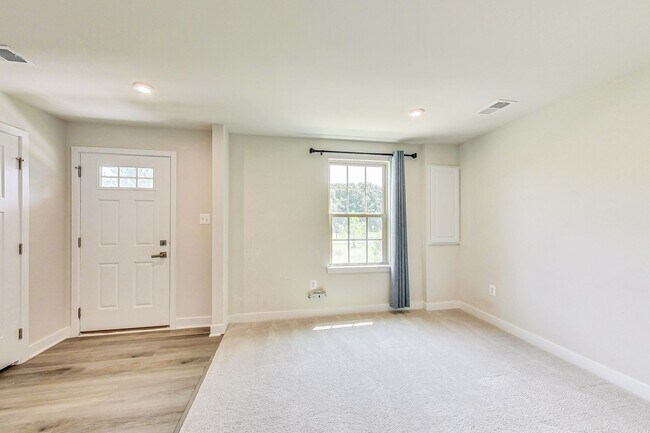 Building Photo - Meticulously Maintained 3 bedroom, 2.5 bat...