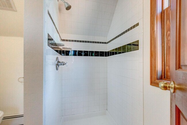 Building Photo - Gorgeous 3BD/2.5BA Downtown Boulder Home- ...