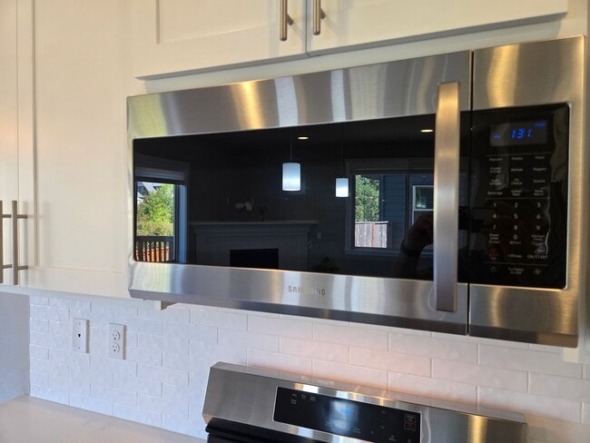 Building Photo - Terrific Orenco Station area 4 BR, 3.5 BA ...