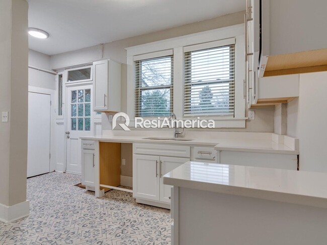 Building Photo - Gorgeously Renovated 3BR/2B Midtown Beauty!!