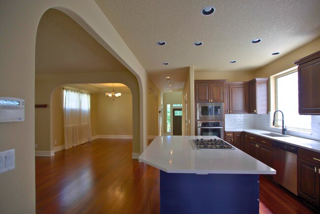 Building Photo - King City 3 Bedroom Plus Den available now !