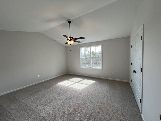 Building Photo - Discover this modern townhouse in Winnabow, NC,