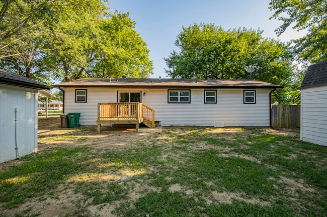 Building Photo - 716 E Sumac St