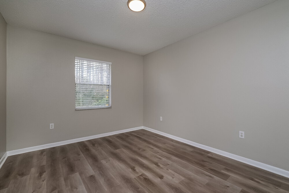 Building Photo - 10950 Kenmore Dr