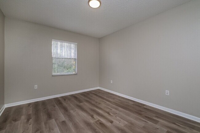 Building Photo - 10950 Kenmore Dr