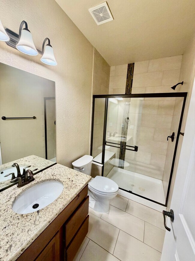 Building Photo - Renovated Milliken Home!