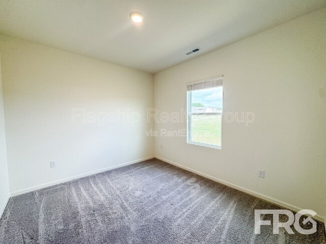 Building Photo - 303 Kenison Way