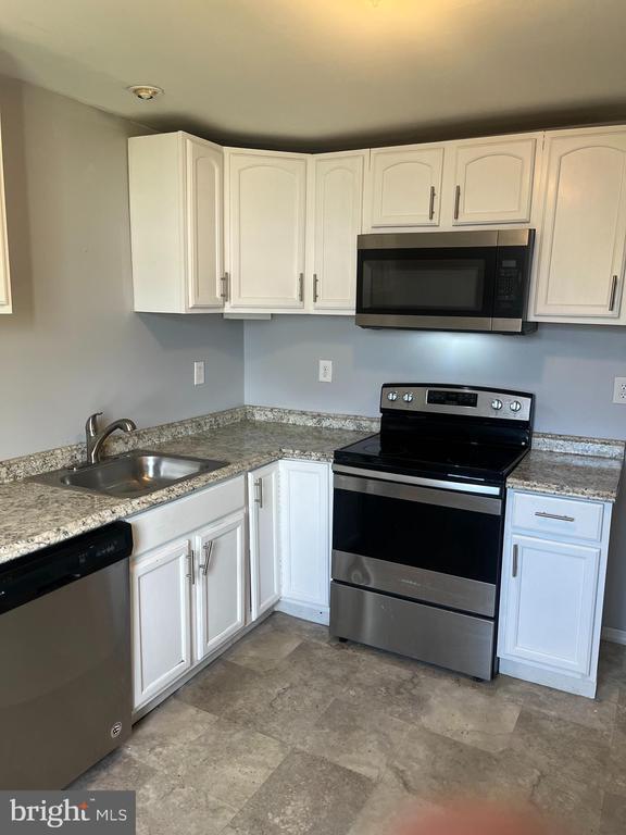 Building Photo - 19 W Maiden Ln