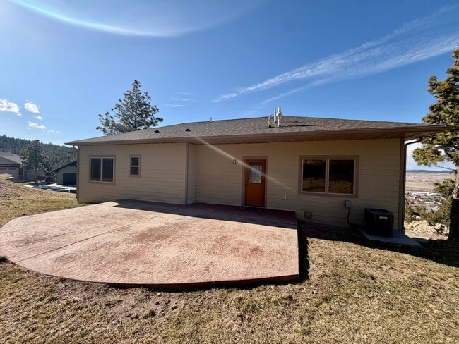 Building Photo - Beautiful 3 Bed 3 Bath Single Family Home with Attached Garage and Stunning Views!