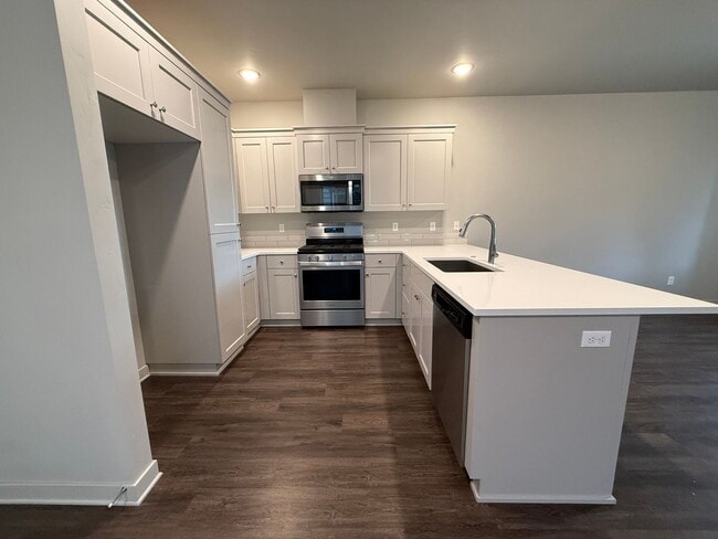 Building Photo - Beautiful 3 Bed/2.5 Bath Townhome - NE Bend