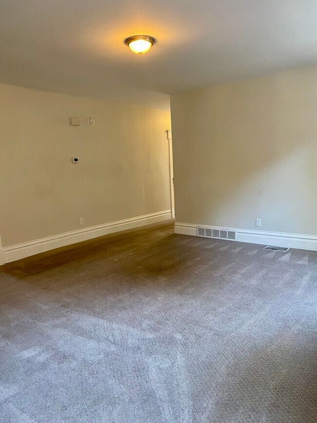 Building Photo - Spacious 4 bedroom Historic House - Available for Fall 2026-2027!