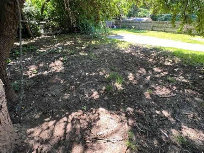Building Photo - 3 Bed/1 Bath Home with Fenced Yard / Pet-Friendly / Vouchers Accepted / Coming Soon!