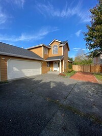 Building Photo - Private, light, bright and spacious 3 bedr...