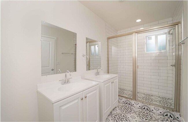Building Photo - 326 E 73rd St