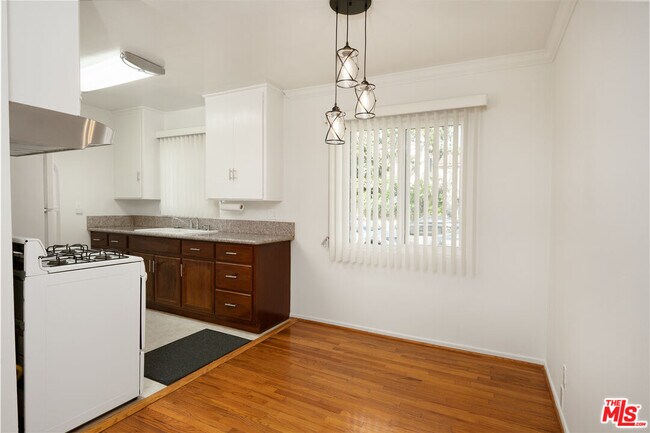 Building Photo - 256 S Doheny Dr