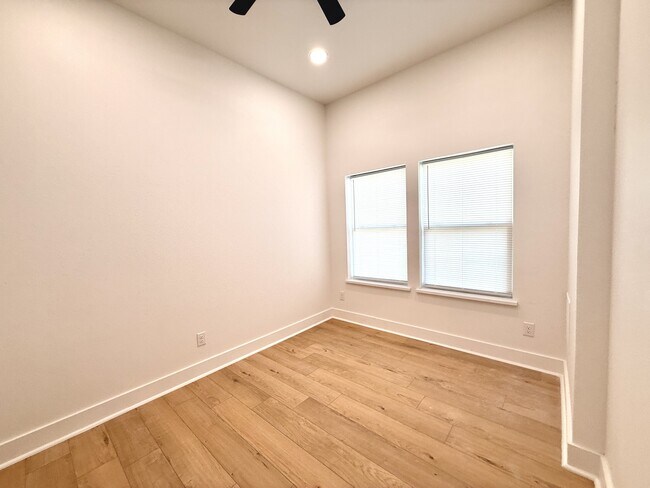 Building Photo - 919 S.Franklin Dr