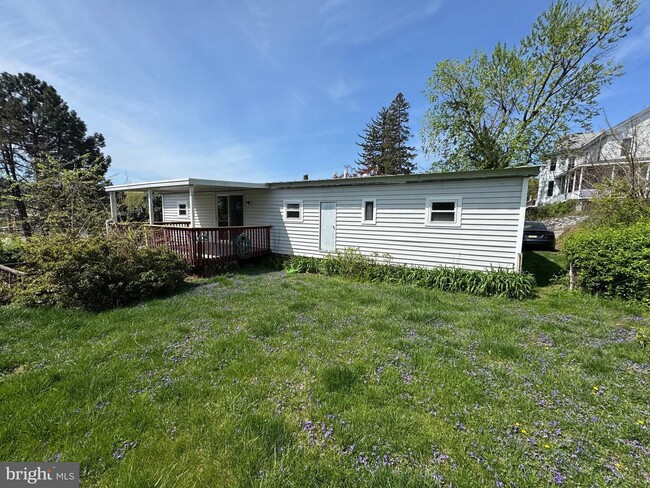 Building Photo - Coming Soon - 3 Bedroom 1.5 Bath Home - Hi...
