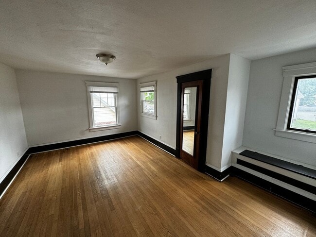 Building Photo - 1411 Yale Ave NW