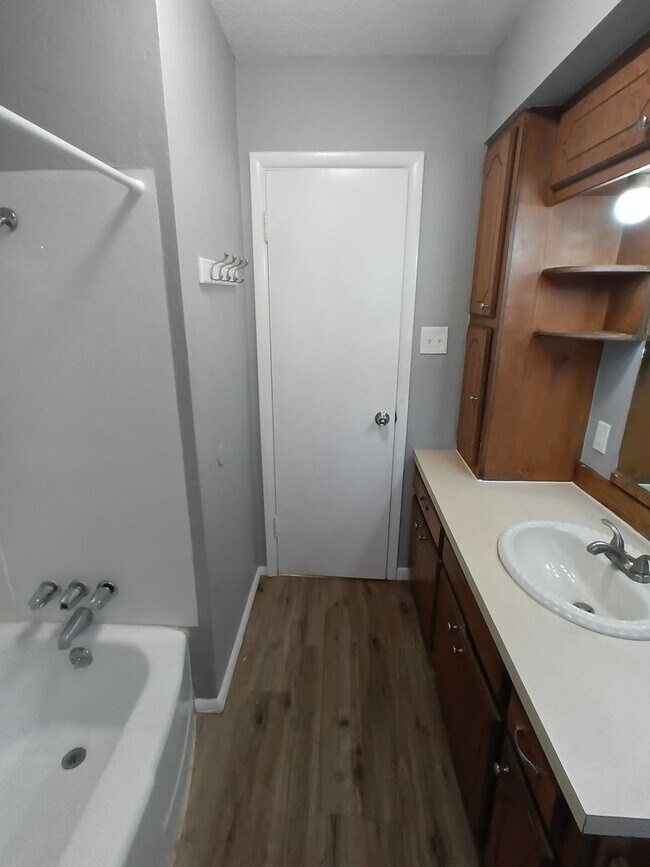 Building Photo - Clean Home