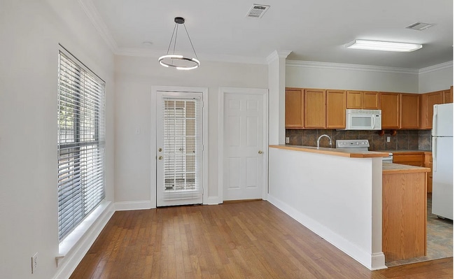 Building Photo - 1500 Brightside Dr