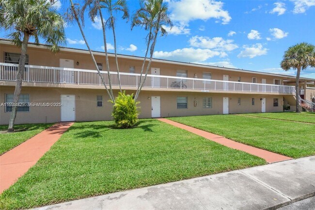 Building Photo - 1016 Twin Lakes Dr