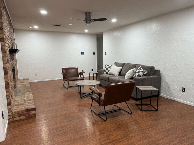 Building Photo - Bedroom Available. ALL BILLS PAID. FURNISHED