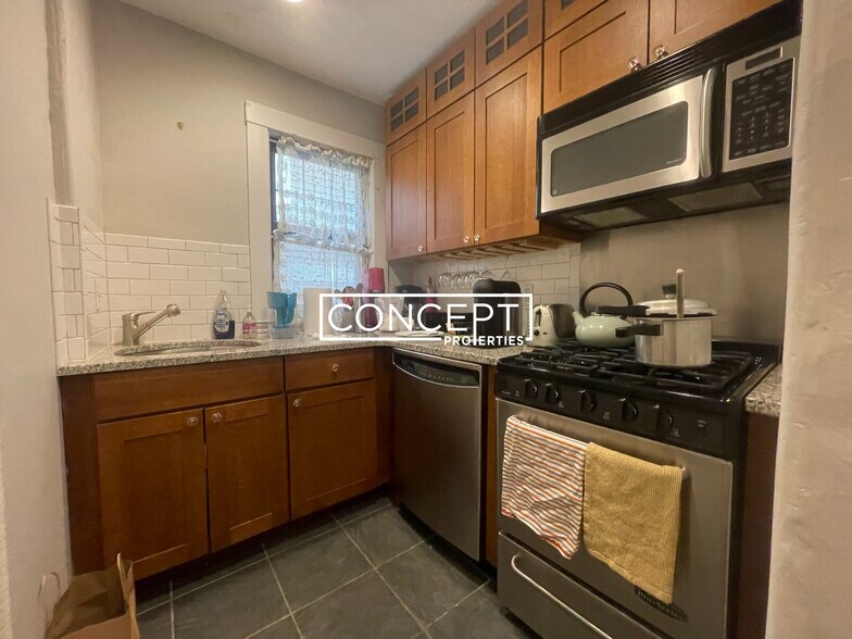 Building Photo - 13 Story St