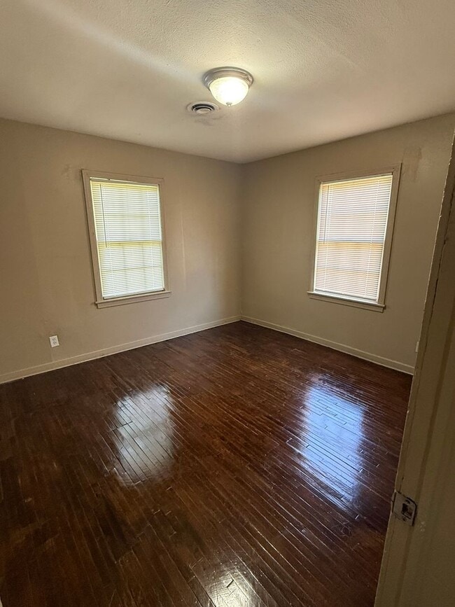 Primary Photo - 3 Bedroom, 1 Bathroom Home for Rent