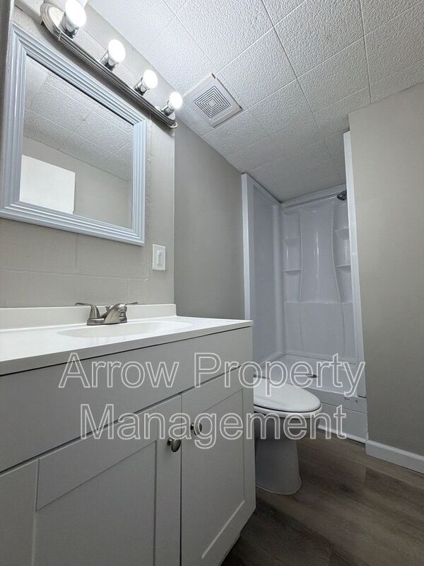 Building Photo - 2442 Vine St