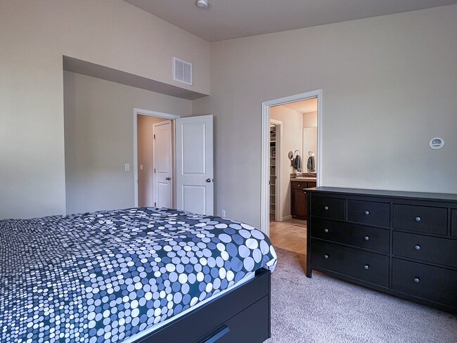 Building Photo - Great 3 Bedroom 2.5 Bathroom Townhouse End Unit!  2 Car Garage  + Washer & Dryer! Near Nike, Inte...