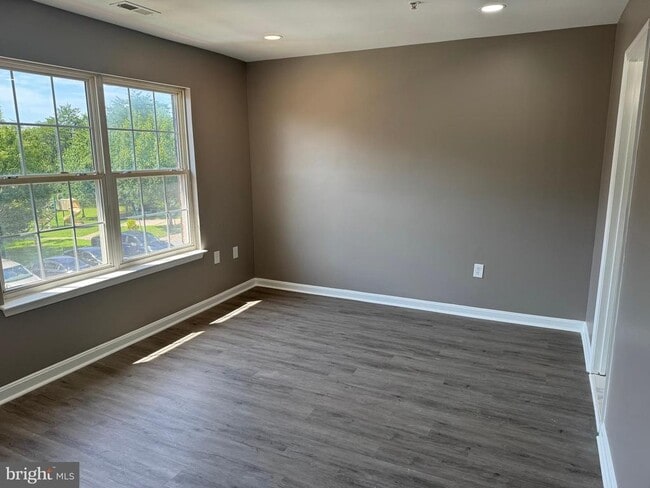 Building Photo - 8216 Dellwood Ct
