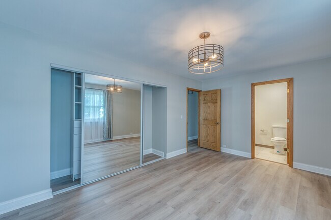 Building Photo - 912 Bedford Ct