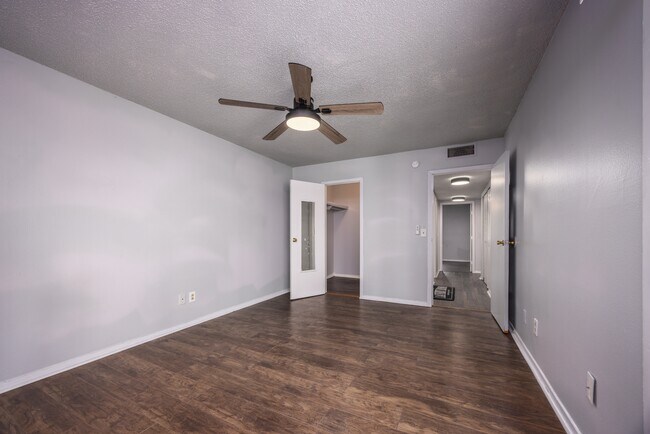 Building Photo - 6519 W Newberry Rd