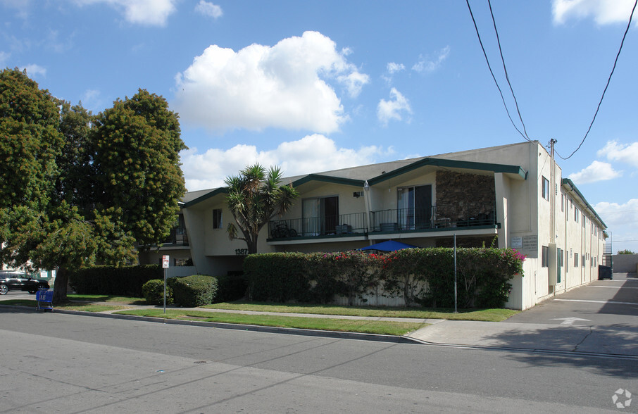 Primary Photo - Courtyard Apartments at La Pat Place